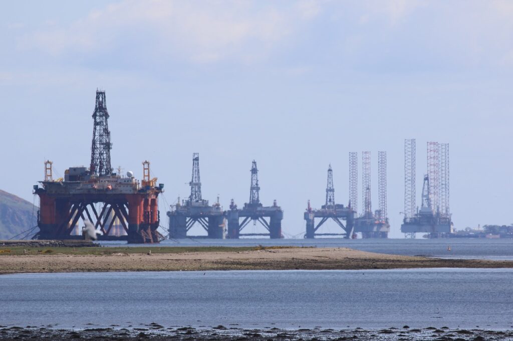 oil rig, scotland, cromarty firth-3789758.jpg