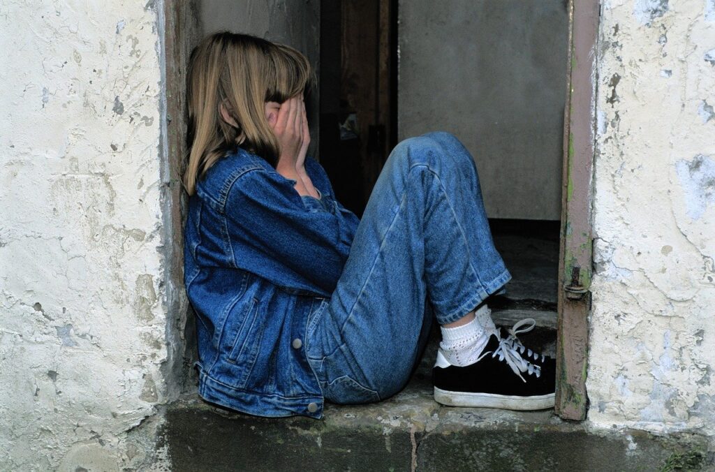 child is sitting, jeans, in the door-1816400.jpg