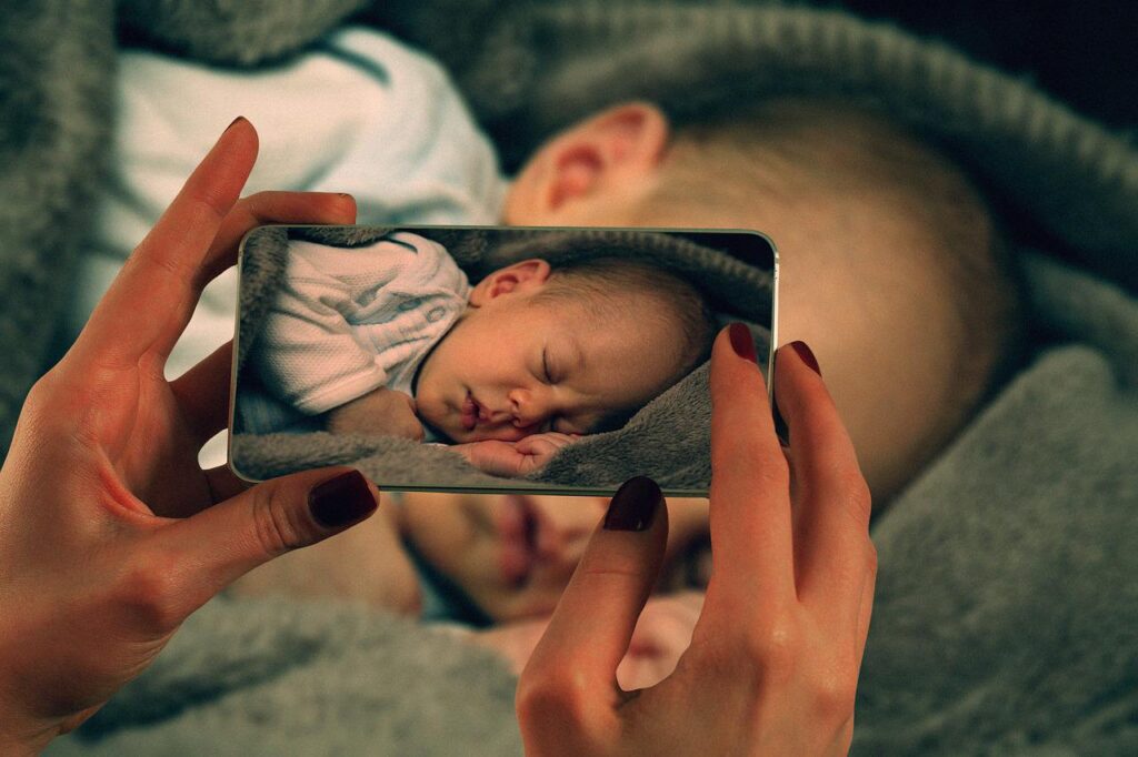 infant, smartphone, photography-5189184.jpg