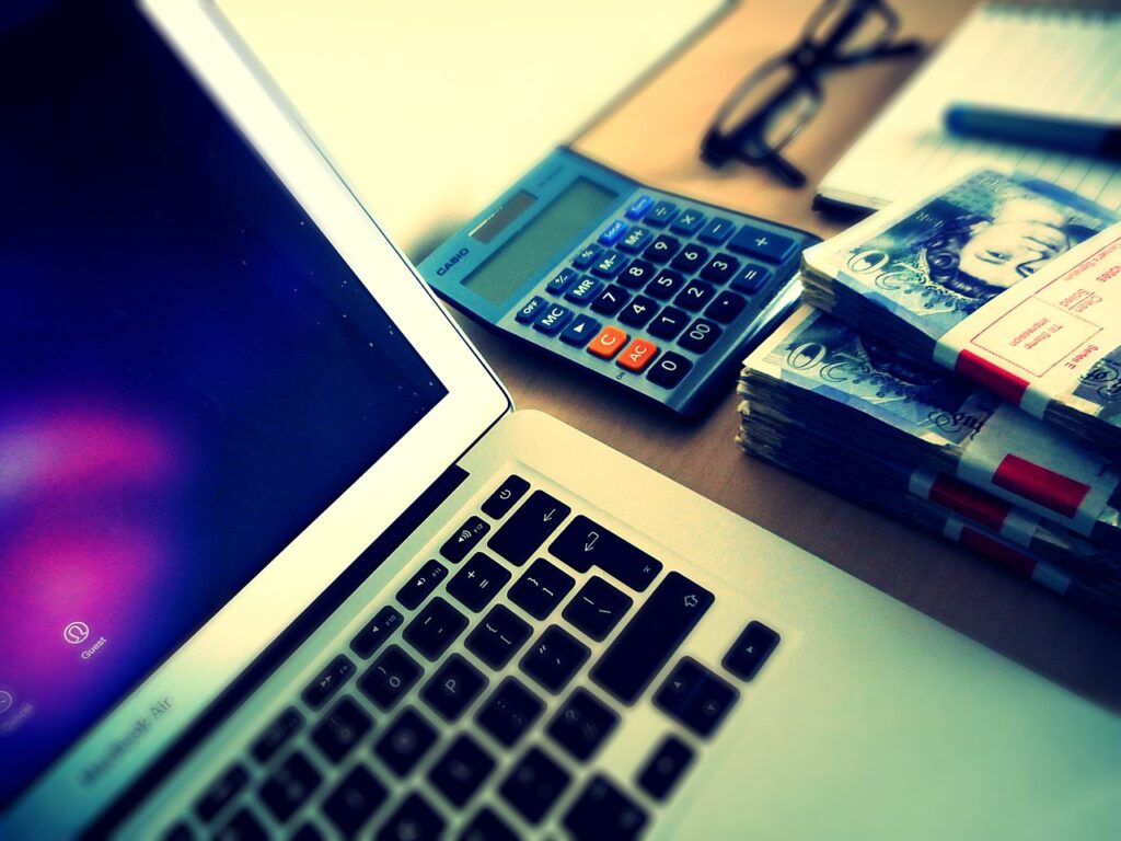 money, computer, desk-931423.jpg